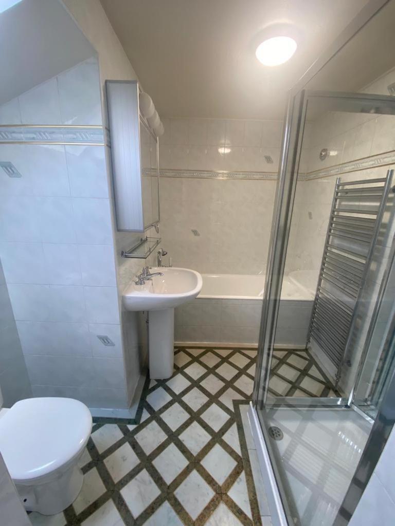 The Heathrow Lodge London Uk Harmondsworth Bagian luar foto