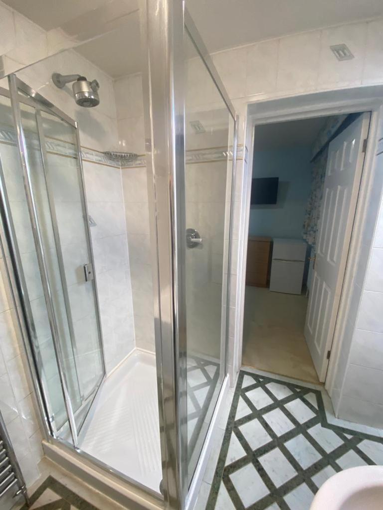 The Heathrow Lodge London Uk Harmondsworth Bagian luar foto